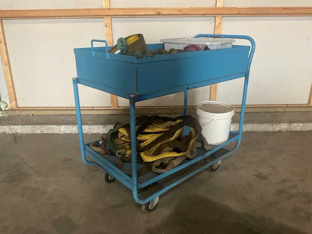Trolley met diverse hijsmateriaal - afbeelding 1 van  5
