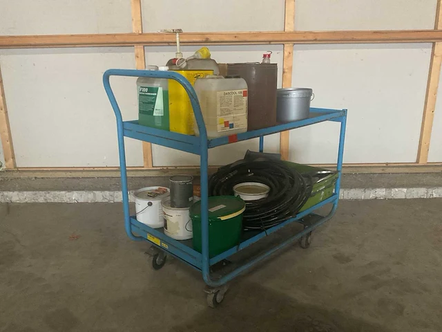 Trolley met reiningsmateriaal - afbeelding 2 van  10
