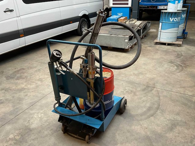Trolley met vat eurol transmissie olie 75w80 - afbeelding 1 van  4