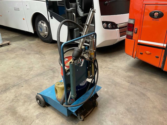 Trolley met vat eurol transmissie olie 75w80 - afbeelding 2 van  4