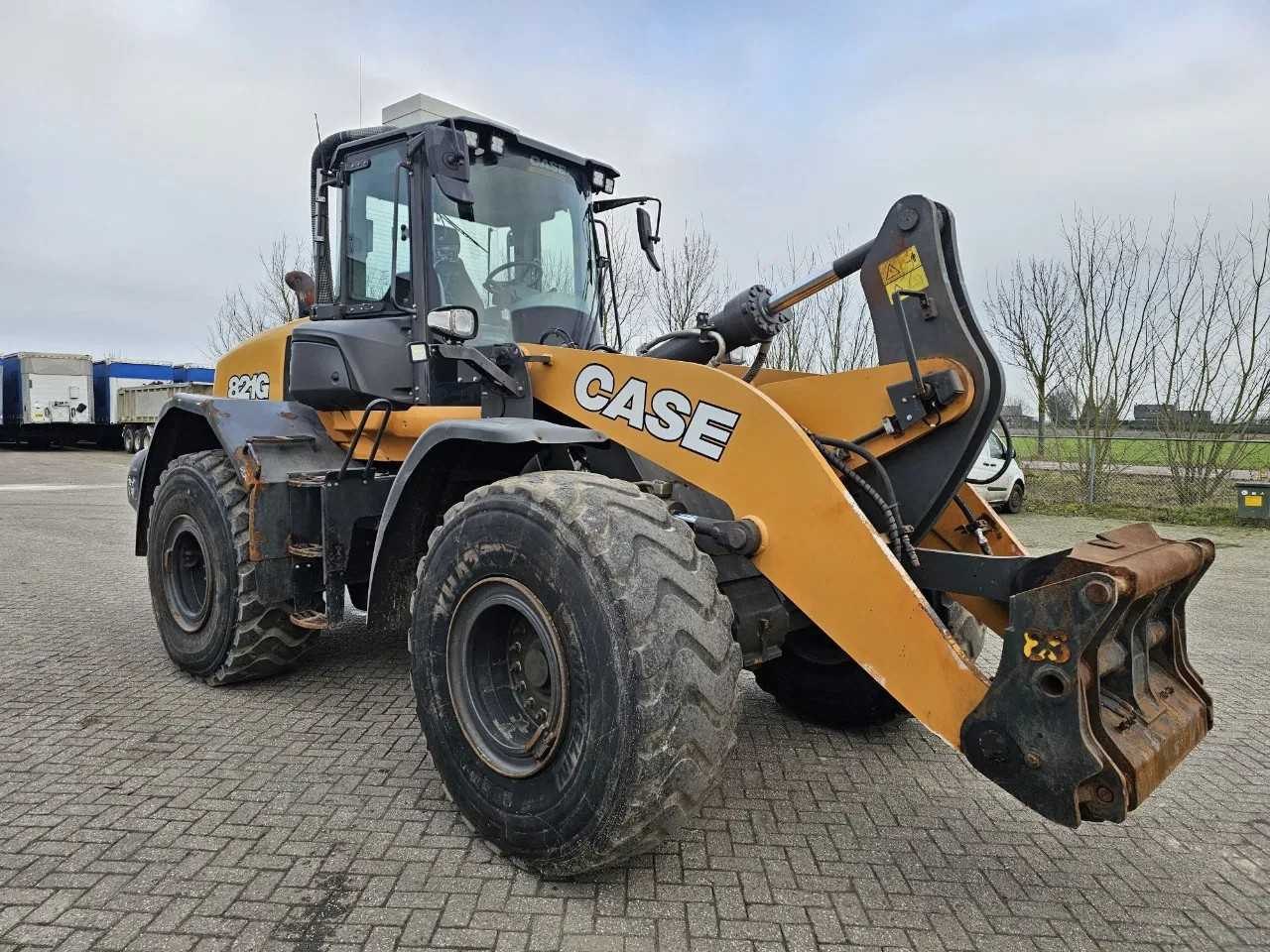 Trucks, trailers, machines en onderdelen