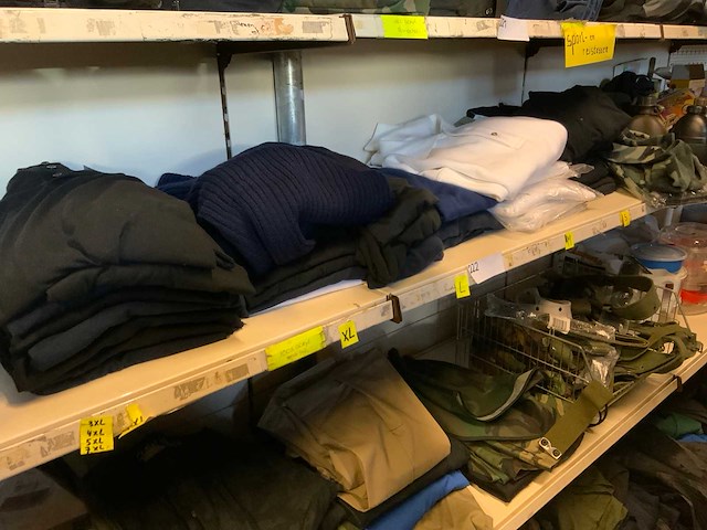 Truien en shirts ca 30 stuks - afbeelding 1 van  11