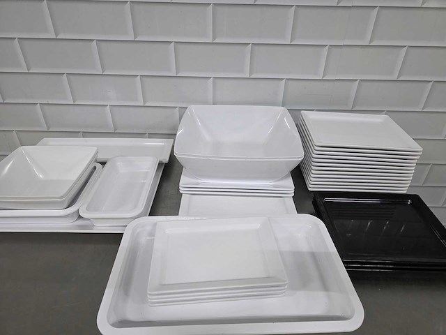 Truyts - partij schalen en kunststof borden - afbeelding 2 van  7