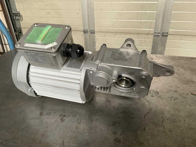 Tsubaki cmfa010 elektromotor met reductor (9x) - afbeelding 1 van  9