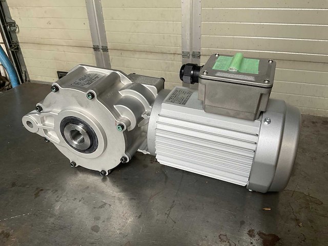 Tsubaki cmfa040 elektromotor met reductor (20x) - afbeelding 1 van  8