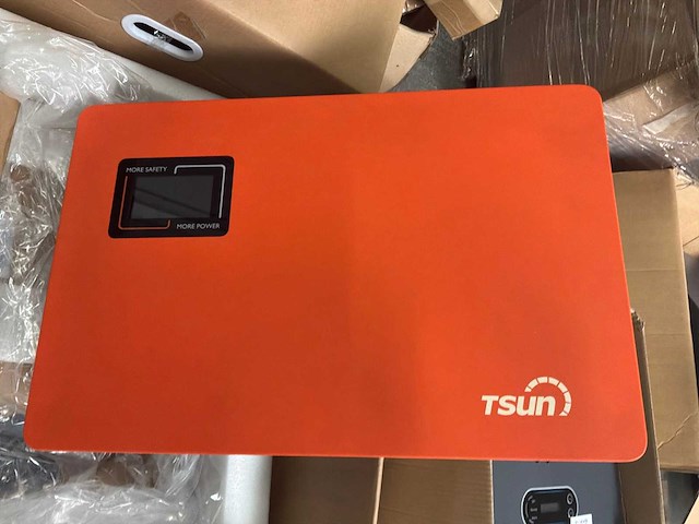 Tsun hybride off-grid omvormer met batterij-aansluiting - afbeelding 1 van  4