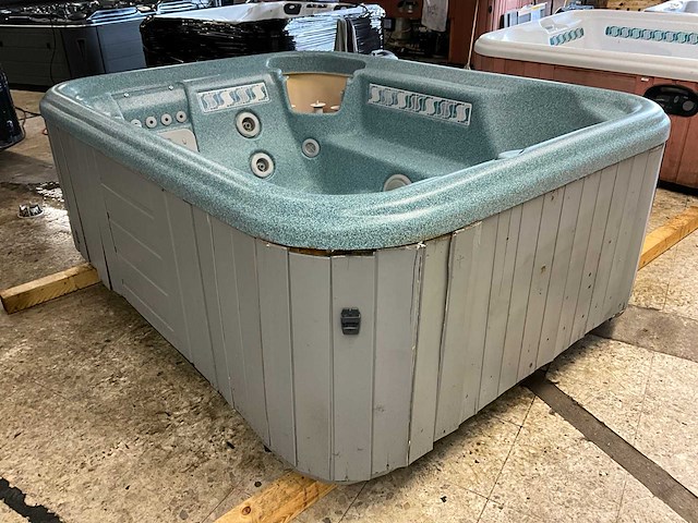 Tubbe jacuzzi - afbeelding 1 van  13