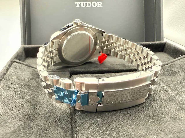 Tudor black bay 58 m7939a1a0ru-0001 | red dial | jubilee | unworn 2026 - afbeelding 10 van  10