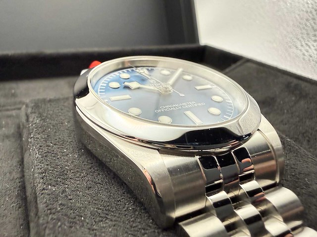 Tudor black bay one 39 | jubilee | blue dial | unworn | 2026 - afbeelding 10 van  12