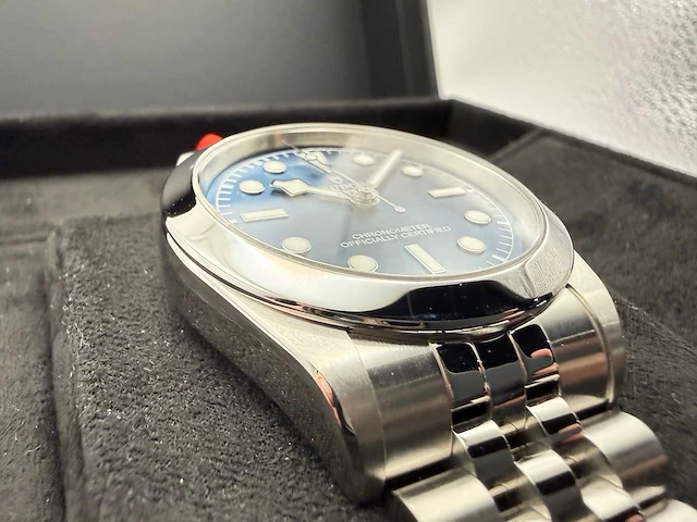 Tudor black bay one 39 | jubilee | blue dial | unworn | 2026 - afbeelding 9 van  12