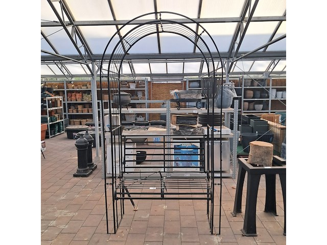 Tuinbank met rozenboog - afbeelding 1 van  8