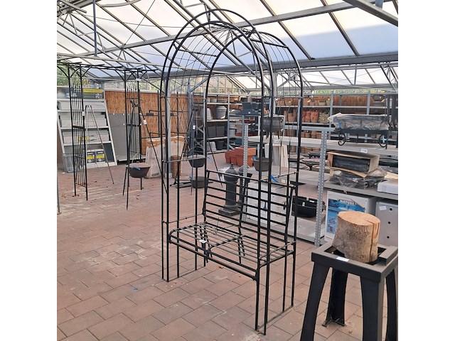 Tuinbank met rozenboog - afbeelding 2 van  8