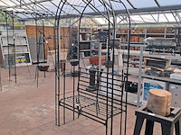 Tuinbank met rozenboog - afbeelding 2 van  8