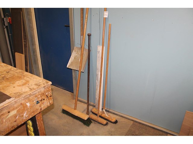 Tuingereedschappen waaronder vier bezems en schop. - afbeelding 1 van  2