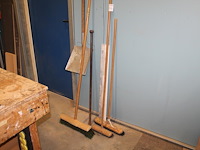 Tuingereedschappen waaronder vier bezems en schop. - afbeelding 1 van  2