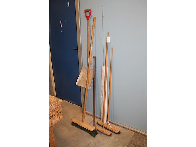 Tuingereedschappen waaronder vier bezems en schop. - afbeelding 2 van  2