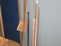 Tuingereedschappen waaronder vier bezems en schop. - afbeelding 2 van  2