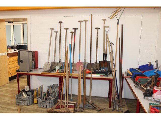 Tuingereedschappen w.o. batsen, bezems, houwelen, hamers, schoffel, hark, etc. - afbeelding 1 van  4