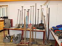 Tuingereedschappen w.o. batsen, bezems, houwelen, hamers, schoffel, hark, etc. - afbeelding 1 van  4