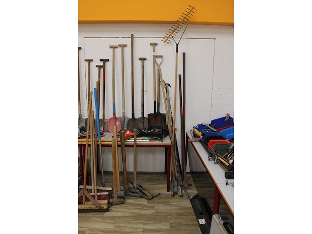 Tuingereedschappen w.o. batsen, bezems, houwelen, hamers, schoffel, hark, etc. - afbeelding 2 van  4