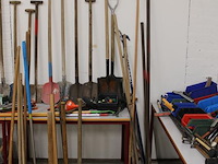Tuingereedschappen w.o. batsen, bezems, houwelen, hamers, schoffel, hark, etc. - afbeelding 2 van  4