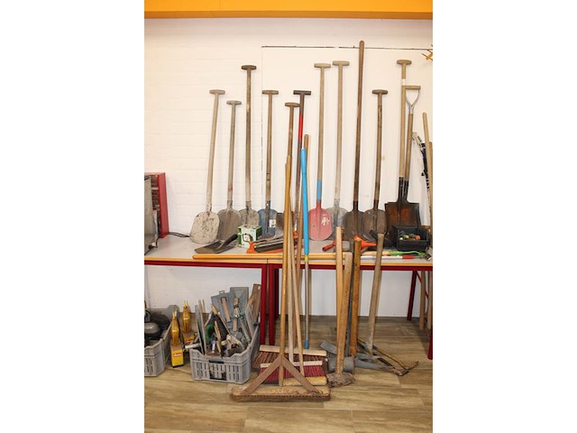 Tuingereedschappen w.o. batsen, bezems, houwelen, hamers, schoffel, hark, etc. - afbeelding 3 van  4