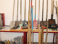 Tuingereedschappen w.o. batsen, bezems, houwelen, hamers, schoffel, hark, etc. - afbeelding 3 van  4
