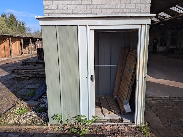 Tuinkast met inhoud - afbeelding 2 van  7