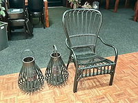 Tuinstoel met twee windlichten - afbeelding 1 van  3