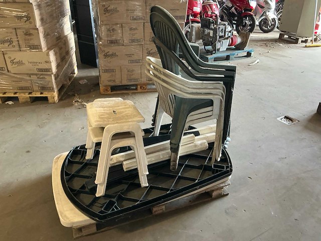 Tuinstoelen met tafels - afbeelding 2 van  2
