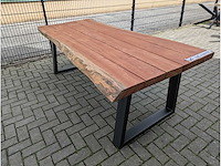 Tuintafel hardhout boomstamtafel 225 x 110 x 78cm. metalen trapezium onderstel