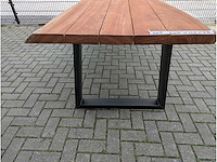 Tuintafel hardhout boomstamtafel 225 x 110 x 78cm. metalen trapezium onderstel - afbeelding 2 van  3