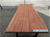 Tuintafel hardhout boomstamtafel 225 x 110 x 78cm. metalen trapezium onderstel - afbeelding 3 van  3