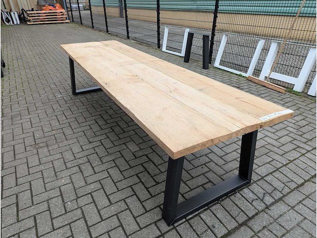 Tuintafel mega. rustiek grenen. 340 x 95 x 76cm. metalen trapezium onderstel. - afbeelding 1 van  3