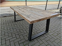 Tuintafel oud iepenhout 210 x 100 x 78cm. metalen trapezium onderstel