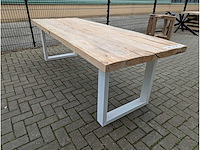 Tuintafel oud iepenhout 250 x 95 x 78cm. metal u onderstel