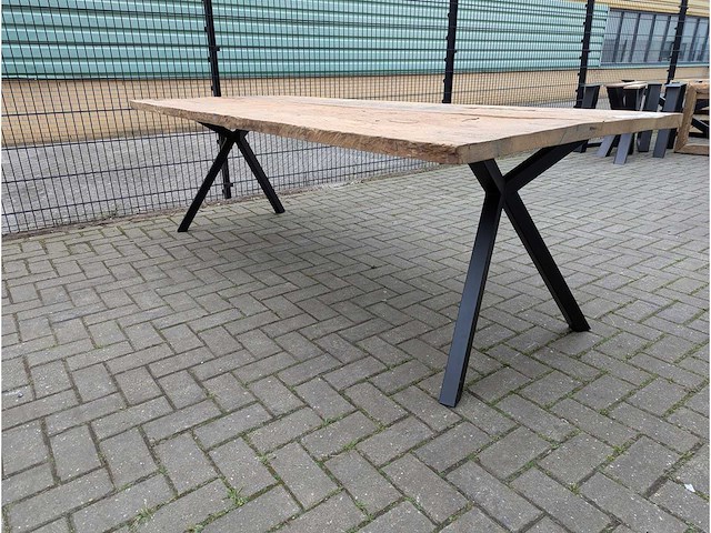Tuintafel rustiek eikenhout 240 x 105 x 77cm. metalen y onderstel. - afbeelding 1 van  3