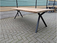Tuintafel rustiek eikenhout 240 x 105 x 77cm. metalen y onderstel.