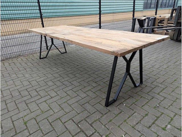 Tuintafel rustiek eikenhout. 280 x 100 x 77cm. metalen vlinder onderstel - afbeelding 1 van  3