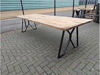 Tuintafel rustiek eikenhout. 280 x 100 x 77cm. metalen vlinder onderstel