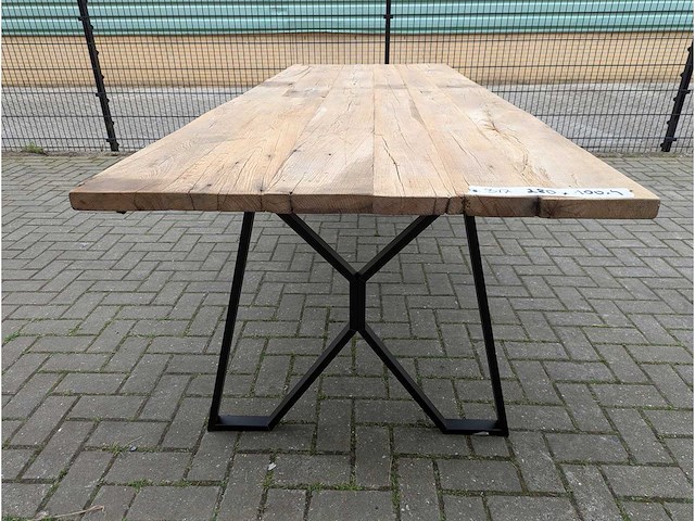 Tuintafel rustiek eikenhout. 280 x 100 x 77cm. metalen vlinder onderstel - afbeelding 2 van  3