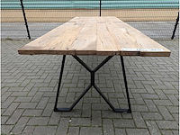Tuintafel rustiek eikenhout. 280 x 100 x 77cm. metalen vlinder onderstel - afbeelding 2 van  3