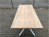 Tuintafel rustiek iepenhout. 230 x 100 x 78cm. wit metalen y onderstel - afbeelding 3 van  3