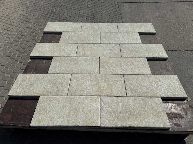 Tuintegels van beton (ca. 45,3m²) - afbeelding 1 van  4