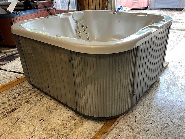Tulp spa jacuzzi - afbeelding 1 van  14
