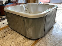 Tulp spa jacuzzi - afbeelding 1 van  14