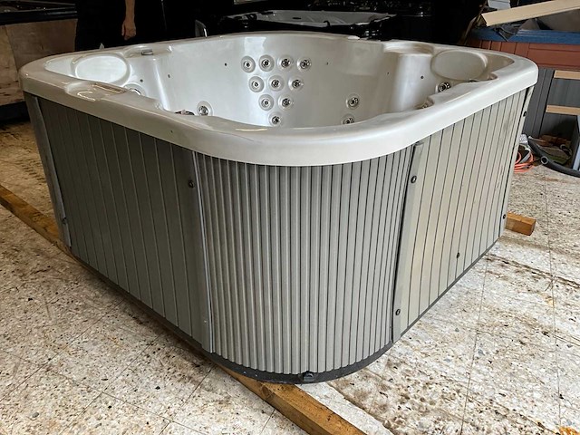 Tulp spa jacuzzi - afbeelding 7 van  14