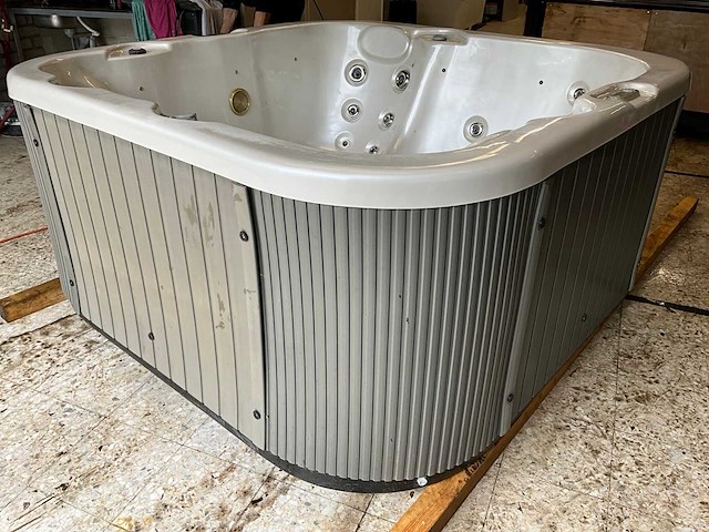 Tulp spa jacuzzi - afbeelding 8 van  14