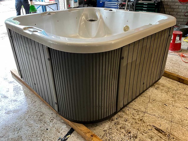 Tulp spa jacuzzi - afbeelding 9 van  14