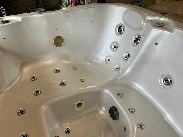 Tulp spa jacuzzi - afbeelding 11 van  14